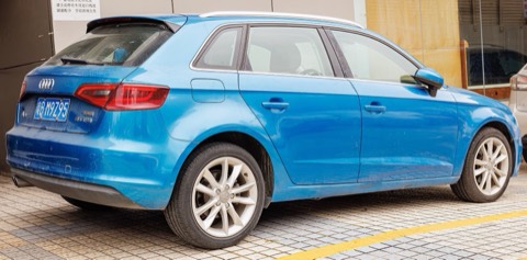 Llantas y neumáticos de un Audi A3 Sportback 8V azul aparcado junto a un bordillo