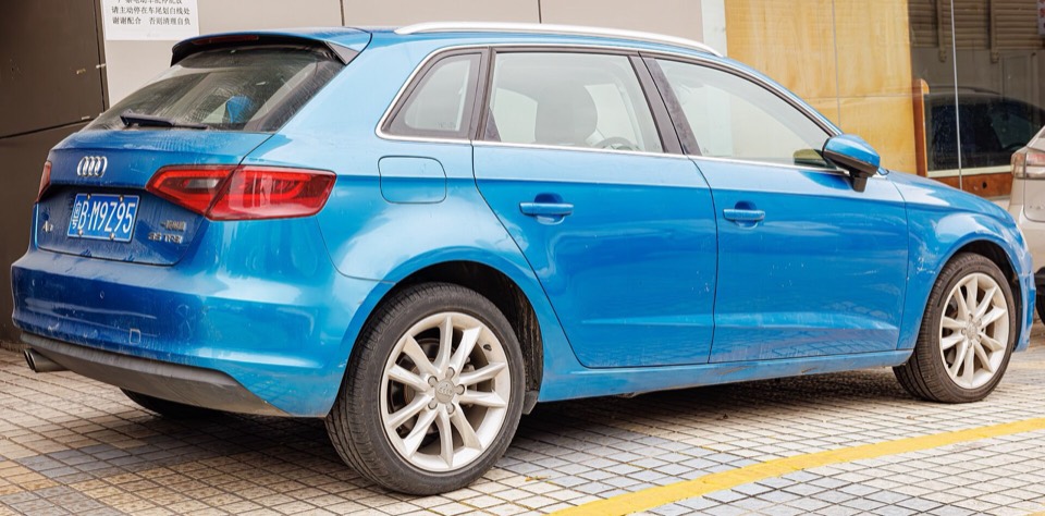 Llantas y neumáticos de un Audi A3 Sportback 8V azul aparcado junto a un bordillo