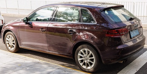 Audi A3 Sportback 8V granate aparcado en una calle, con el uso propio de un coche de segunda mano