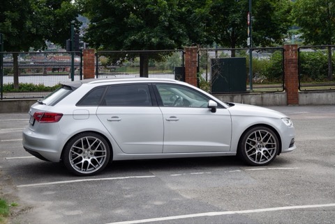 Audi A3 Sportback 8V plateado de perfil en un aparcamiento urbano