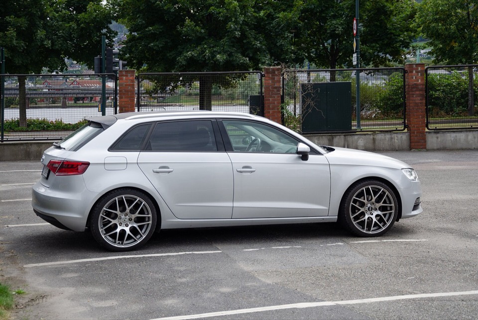 Audi A3 Sportback 8V plateado de perfil en un aparcamiento urbano