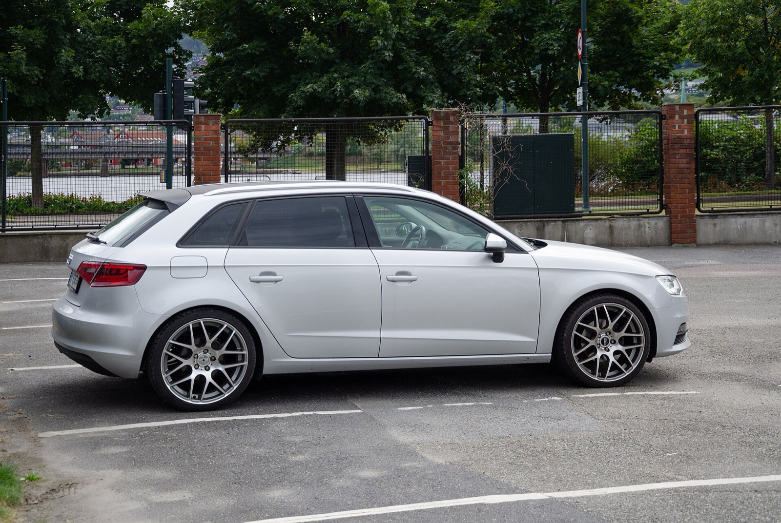 Audi A3 Sportback 8V plateado de perfil en un aparcamiento urbano