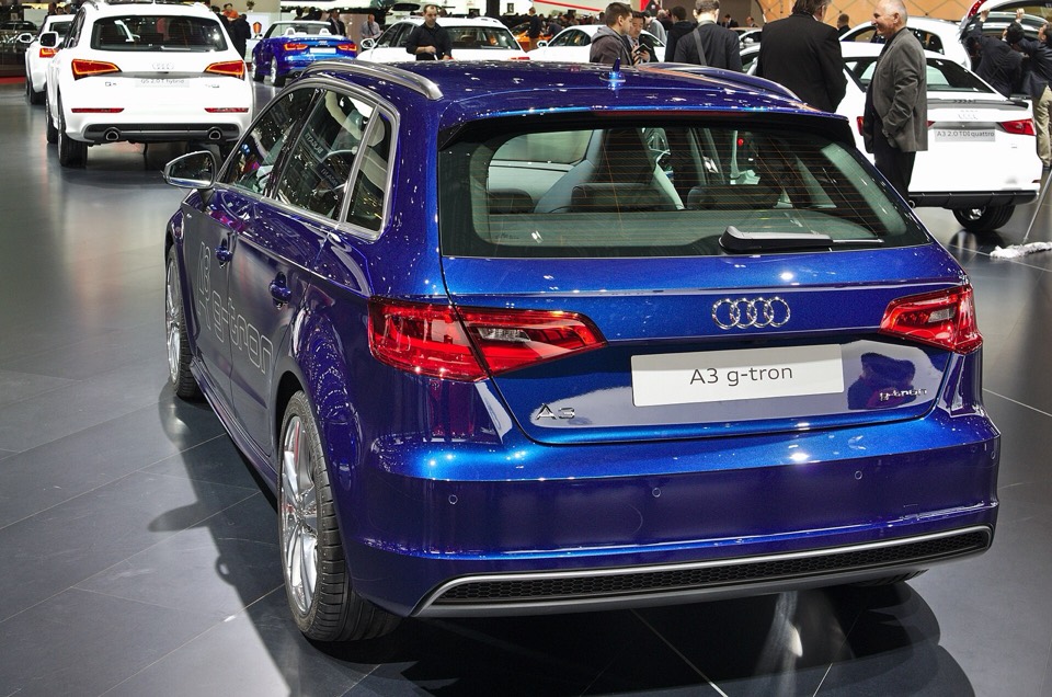 Audi A3 g-tron azul de tres cuartos trasero con el distintivo g-tron visible