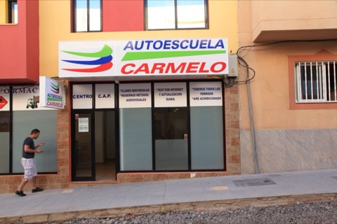 Fachada de una autoescuela en una calle española