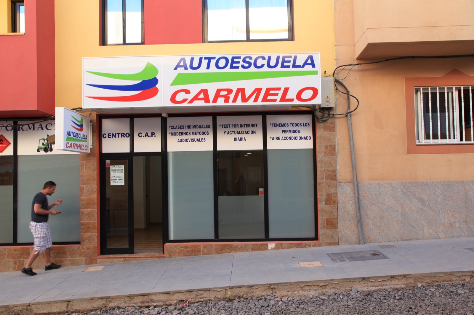 Fachada de una autoescuela en una calle española
