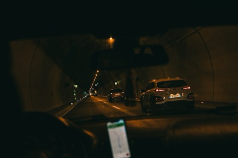 Coches circulando por una autovía de noche