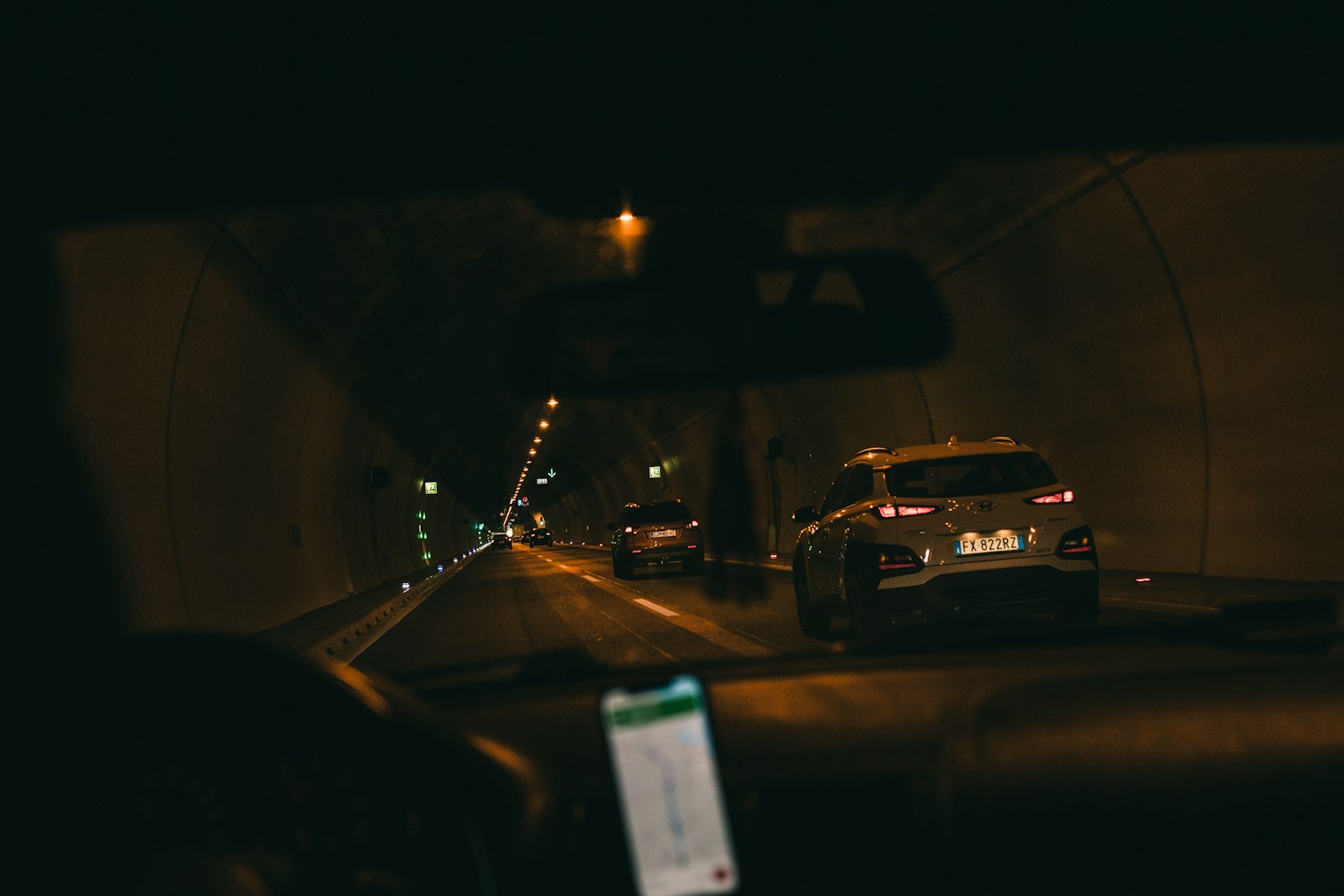 Coches circulando por una autovía de noche