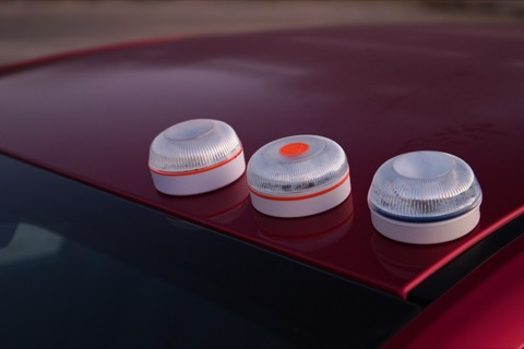 Tres balizas V16 de la marca Help Flash colocadas sobre el techo de un coche