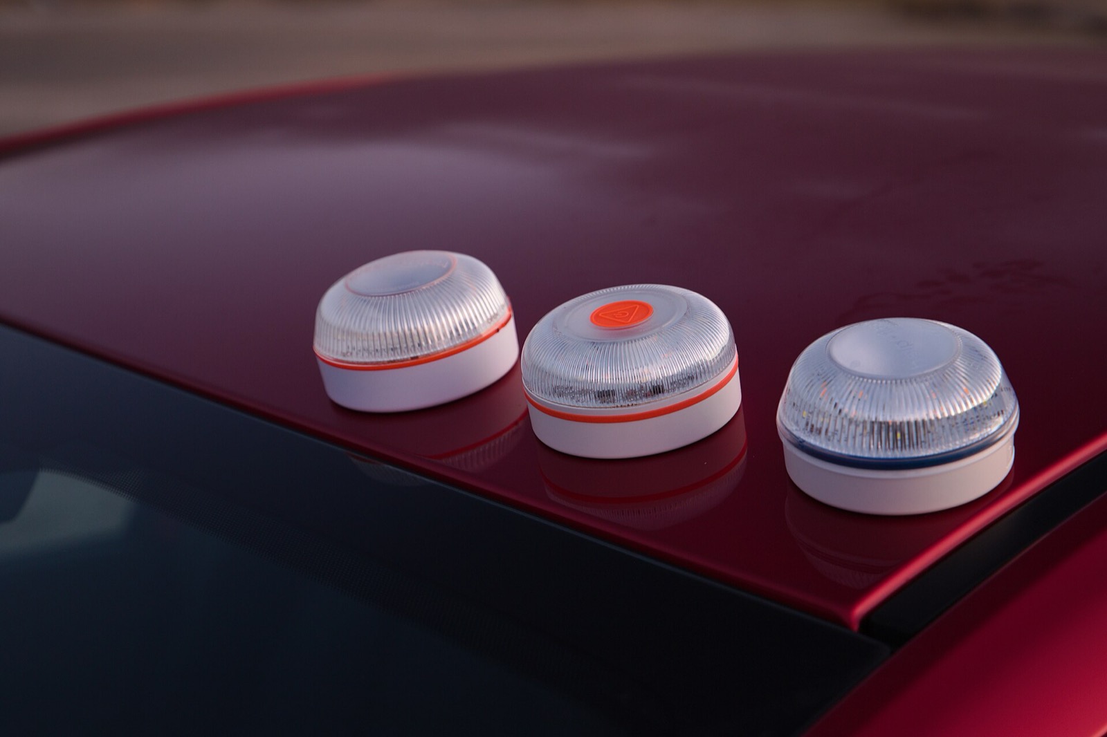 Tres balizas V16 de la marca Help Flash colocadas sobre el techo de un coche