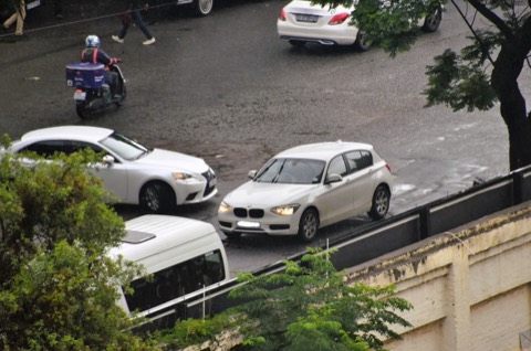 BMW Serie 1 F20 blanco aparcado en una calle urbana