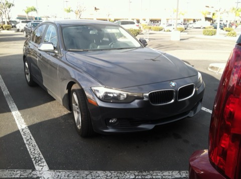 BMW Serie 3 F30 gris de segunda mano aparcado entre otros coches en un aparcamiento