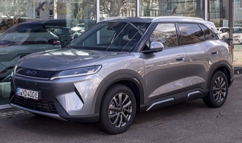 BYD Atto 2 gris de tres cuartos delantero aparcado en la calle