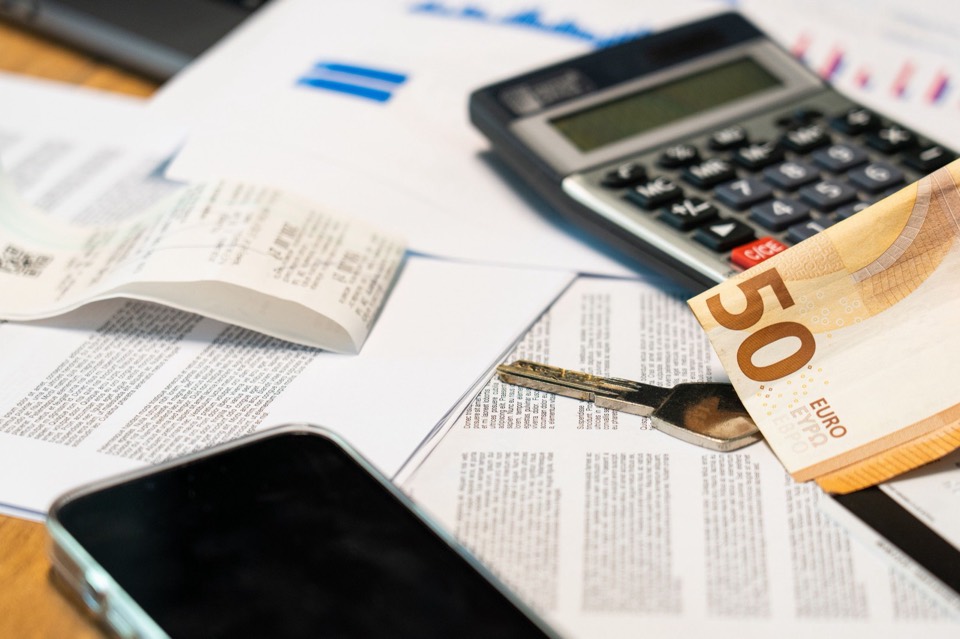 Calculadora sobre unos documentos junto a un billete de cincuenta euros
