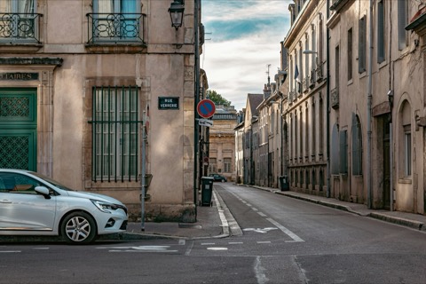 Señal de tráfico en una calle europea con edificios al fondo