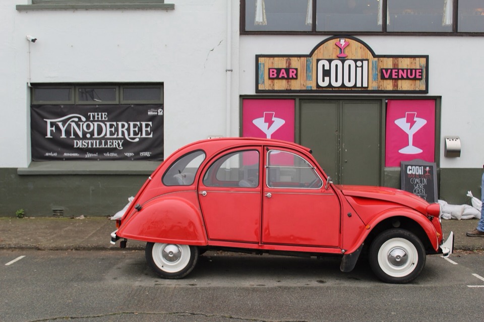 Citroën 2CV rojo clásico aparcado en una calle