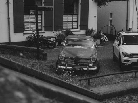 Coche parado frente a una casa, sin usar