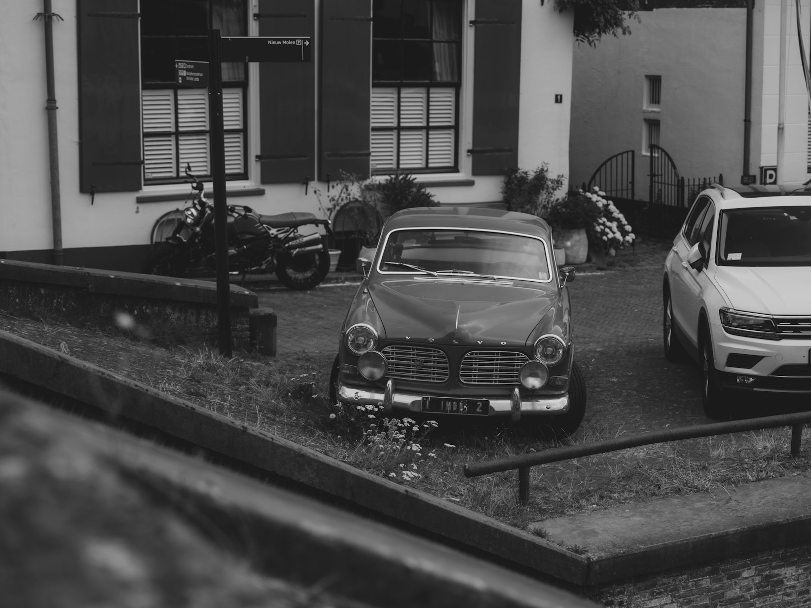 Coche parado frente a una casa, sin usar