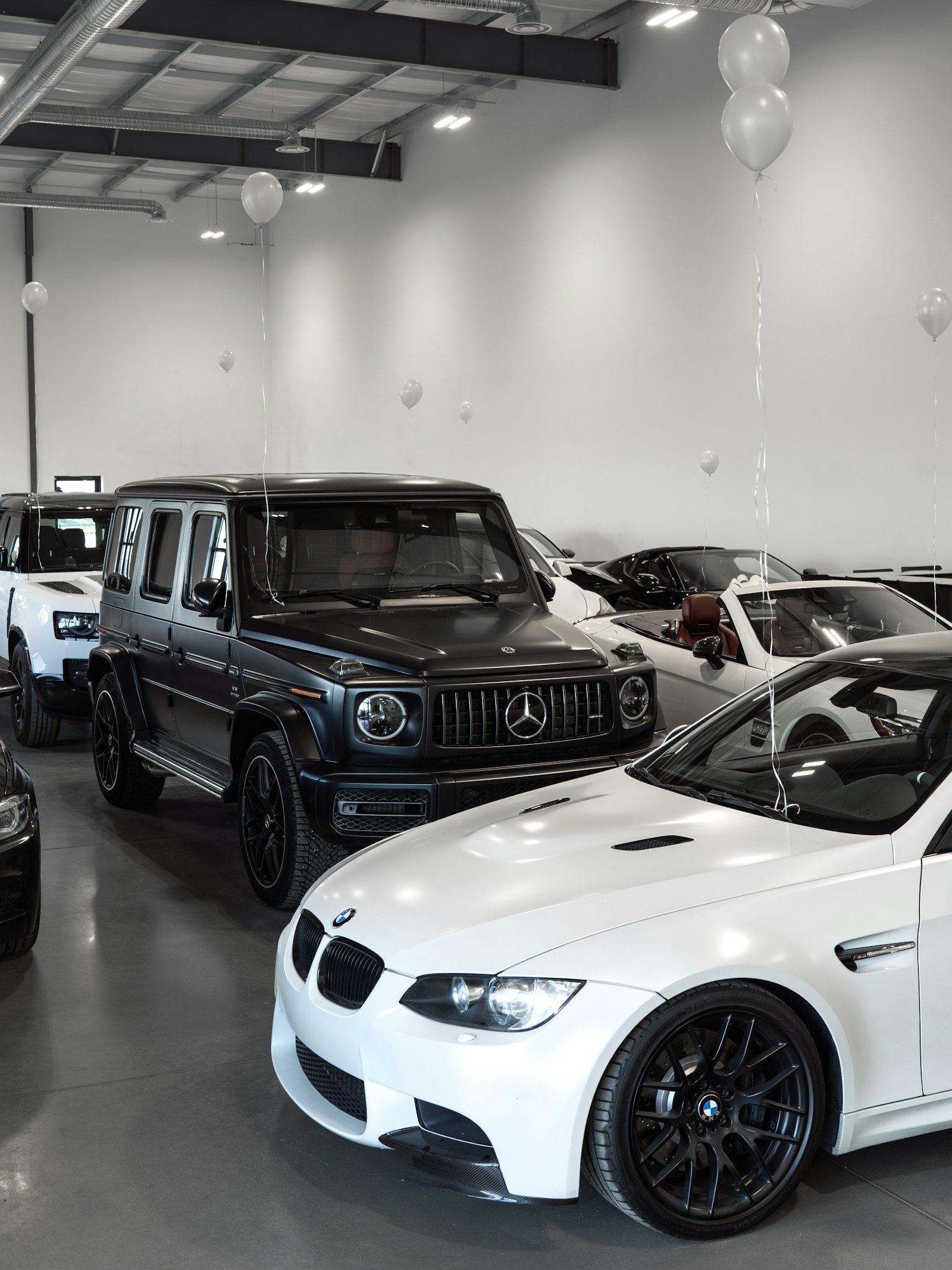 Varios coches de gama alta en la exposición de un concesionario