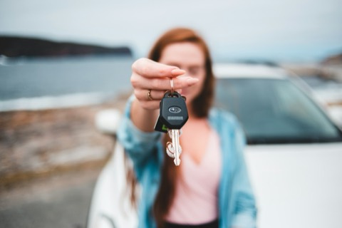 Compradora sujetando las llaves delante de su coche