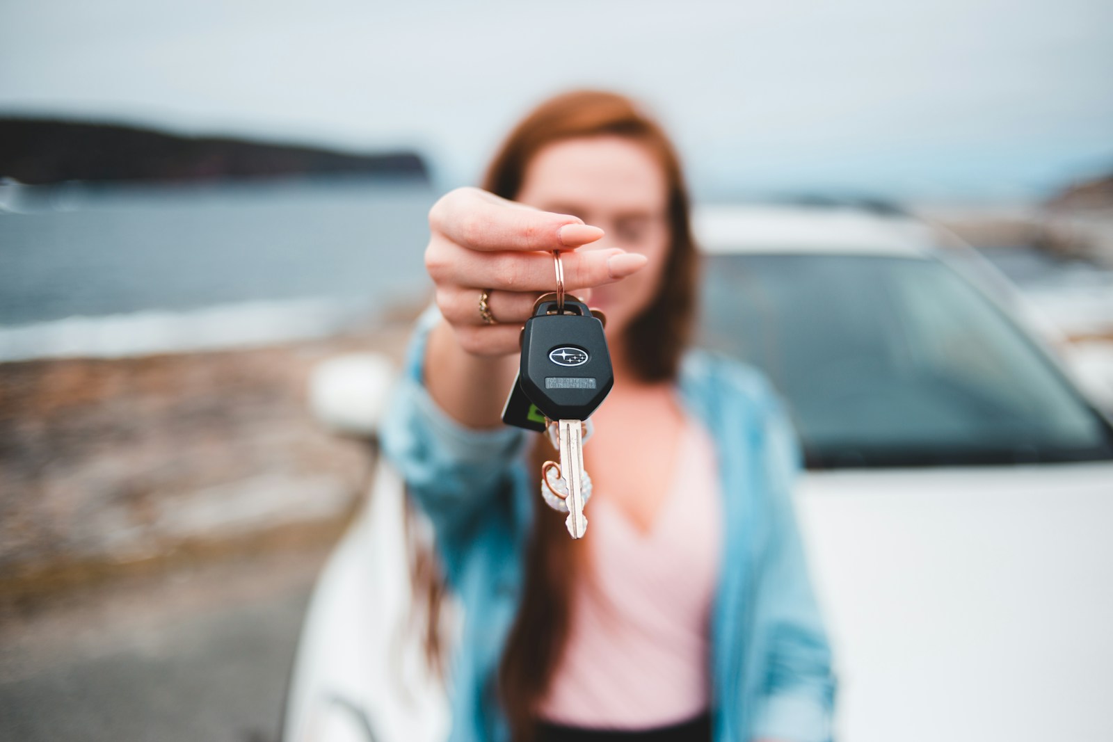 Compradora sujetando las llaves delante de su coche