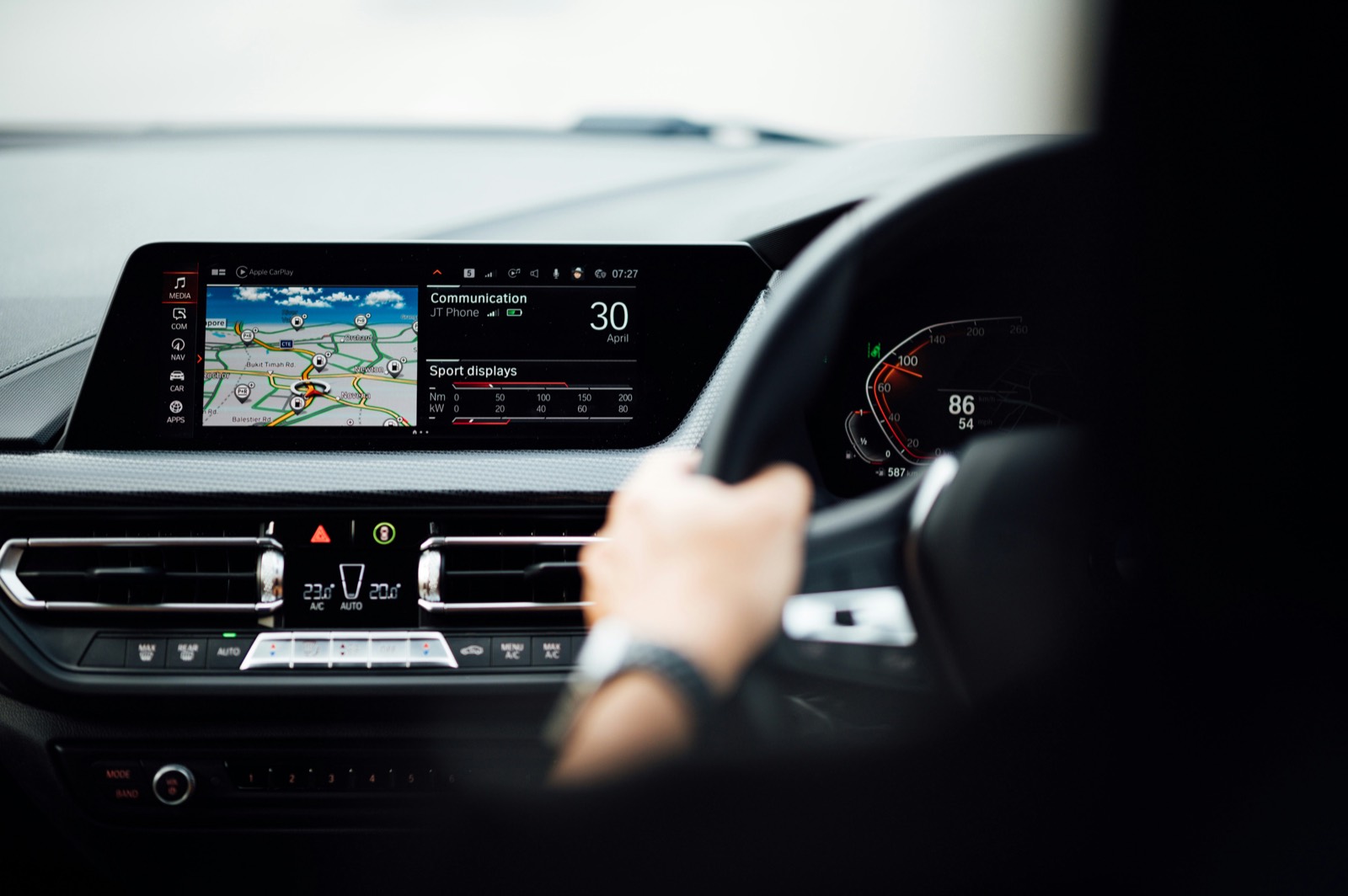 Cuadro digital y pantalla de navegación de un coche en marcha, con el cuentakilómetros y los datos de conducción a la vista