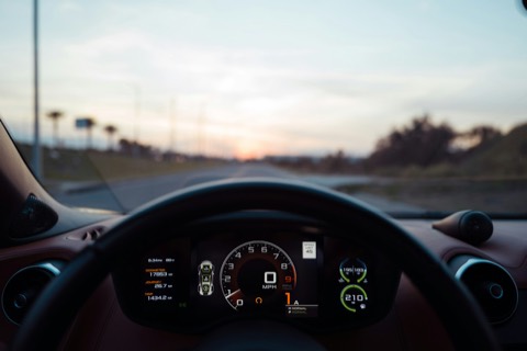 Cuadro de instrumentos de un coche con muchos kilómetros encima