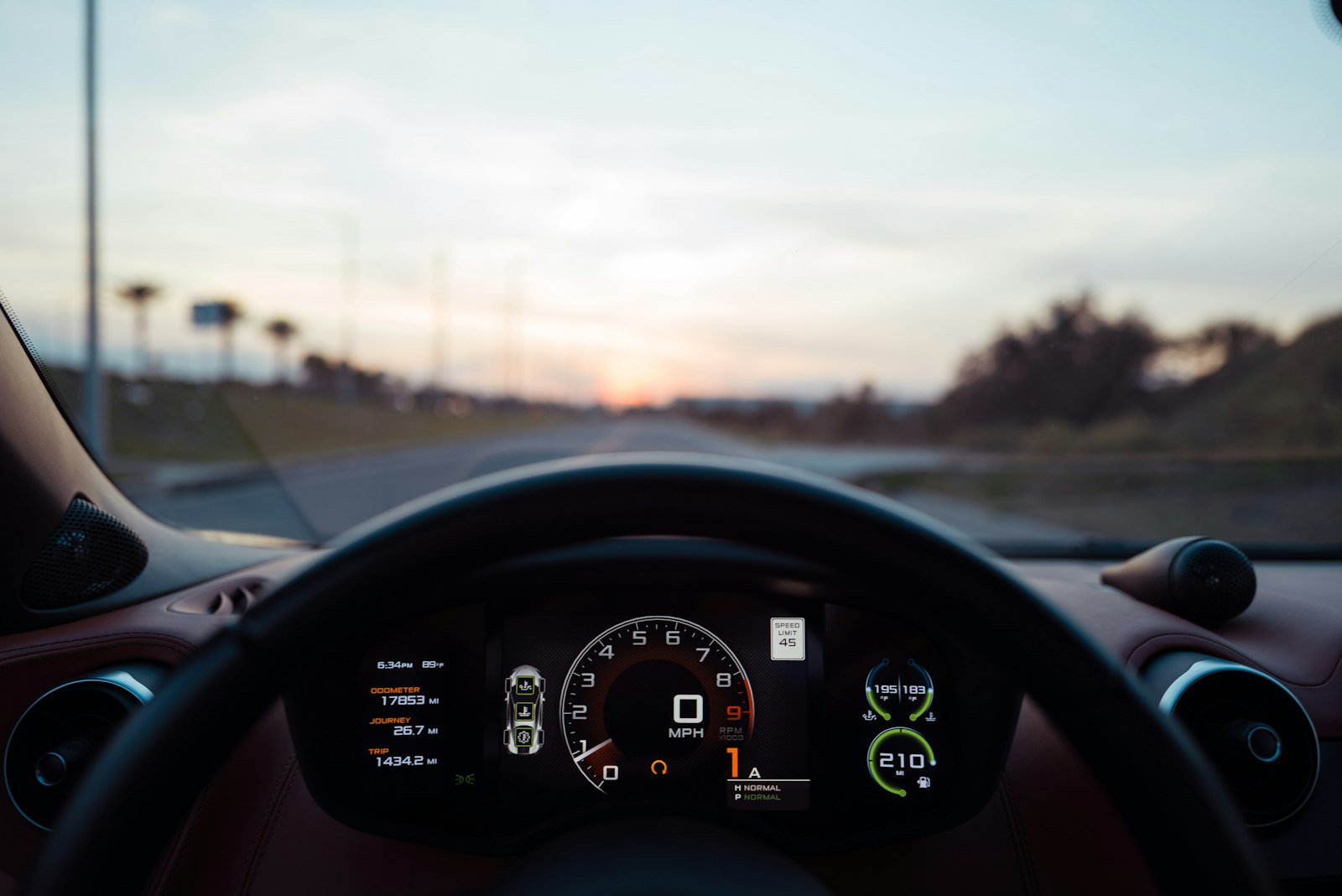 Cuadro de instrumentos de un coche con muchos kilómetros encima