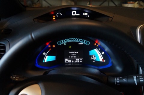 Cuadro de instrumentos de un Nissan Leaf mostrando el nivel de batería y la autonomía restante en kilómetros