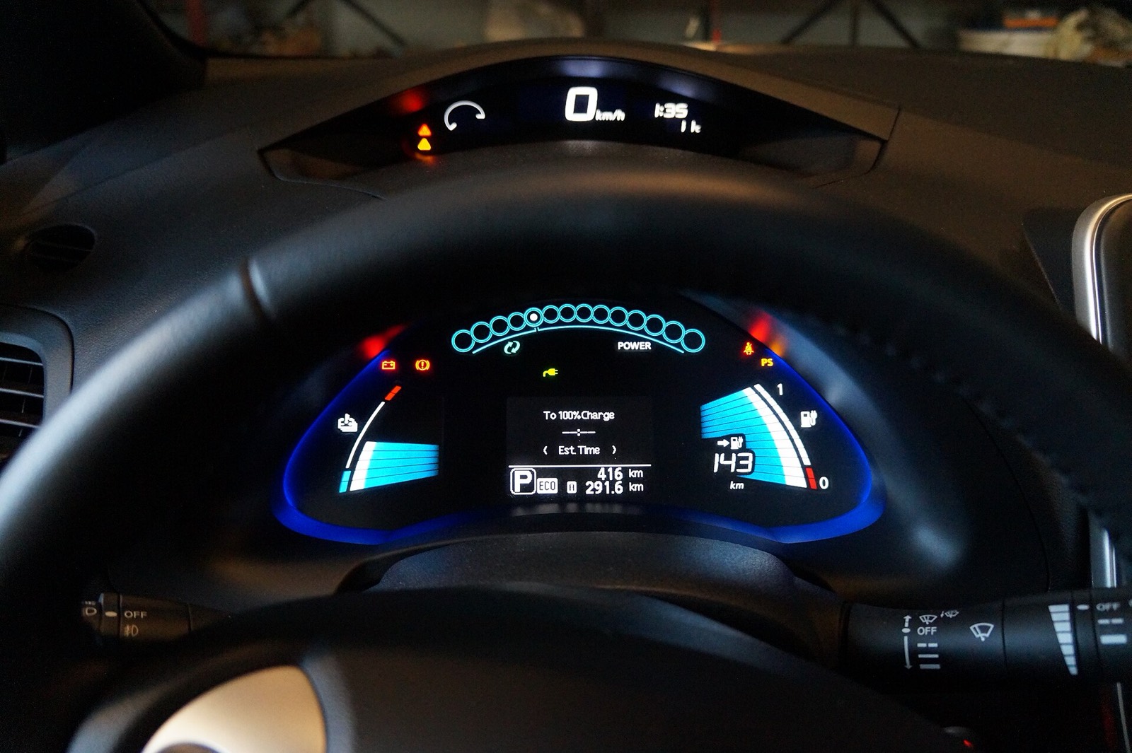 Cuadro de instrumentos de un Nissan Leaf mostrando el nivel de batería y la autonomía restante en kilómetros