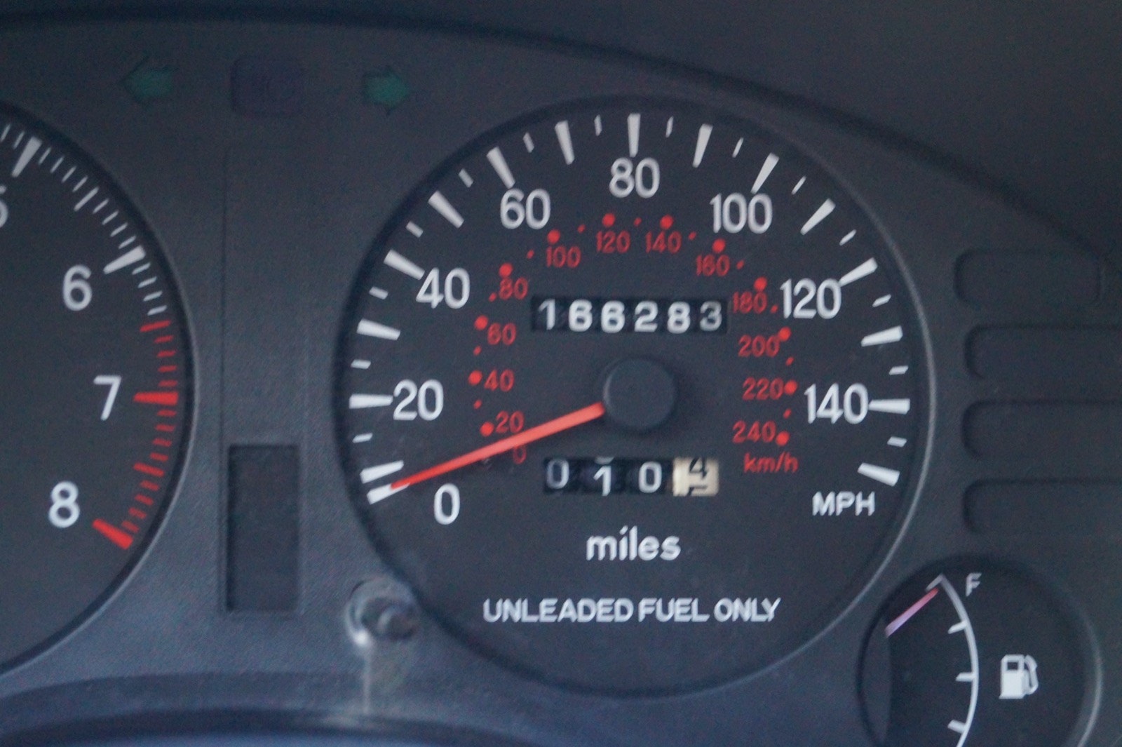 Cuadro de instrumentos de un coche con el cuentakilómetros a la vista