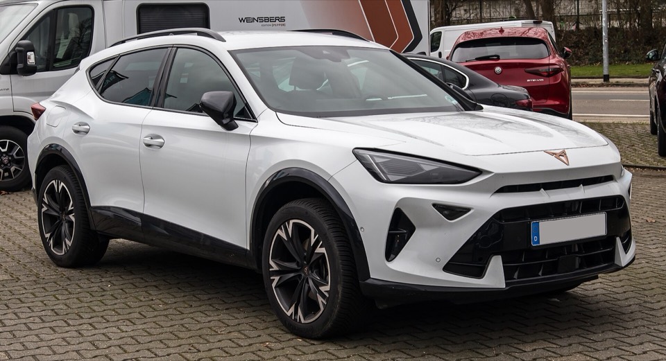Cupra Formentor actualizado, blanco, de tres cuartos delantero
