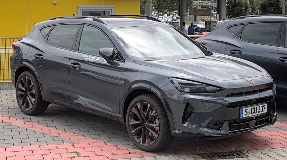 CUPRA Formentor oscuro de tres cuartos delantero