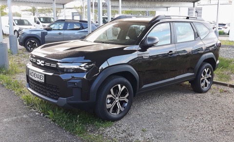 Dacia Bigster oscuro de tres cuartos delantero