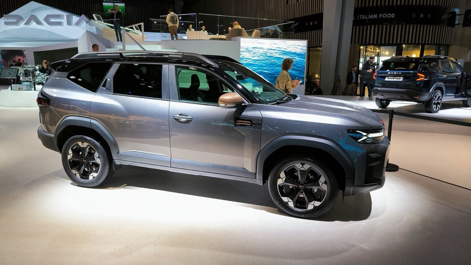 Dacia Bigster de perfil en un salón del automóvil