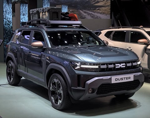 Dacia Duster gris con baca de techo, de tres cuartos delantero