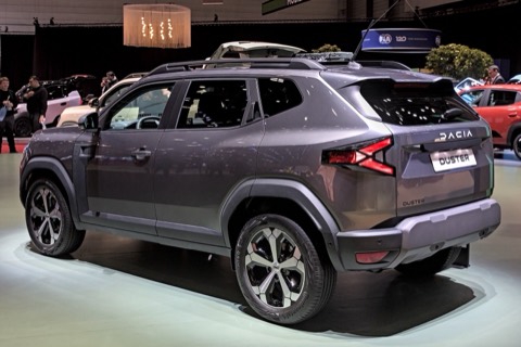 Dacia Duster III de tres cuartos delantero en un salón del automóvil