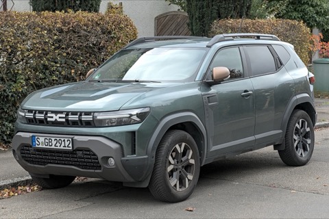 Dacia Duster verde de tres cuartos delantero en la calle