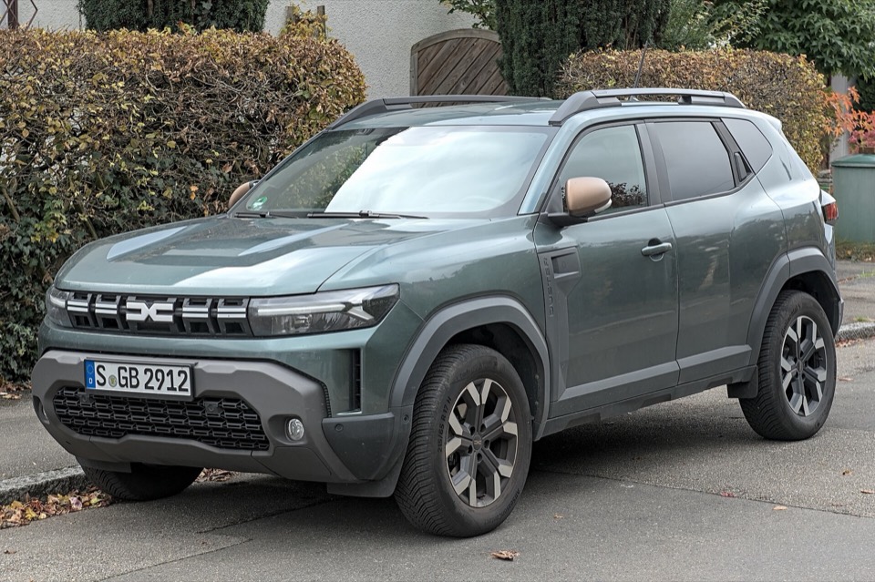 Dacia Duster verde de tres cuartos delantero en la calle