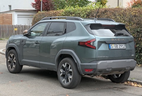 Dacia Duster verde de tres cuartos trasero en la calle
