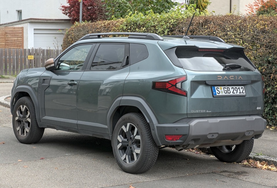 Dacia Duster verde de tres cuartos trasero en la calle