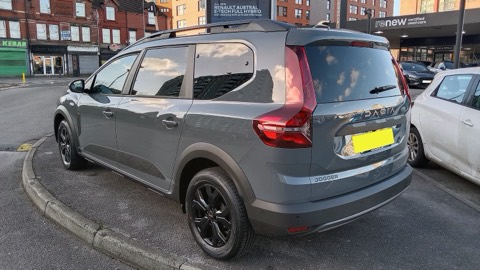 Dacia Jogger gris de tres cuartos trasero
