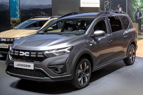 Dacia Jogger Hybrid de tres cuartos delantero en un salón del automóvil
