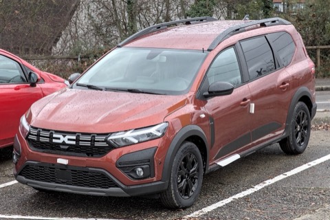 Dacia Jogger color terracota de tres cuartos delantero