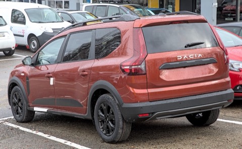 Dacia Jogger color terracota de tres cuartos trasero