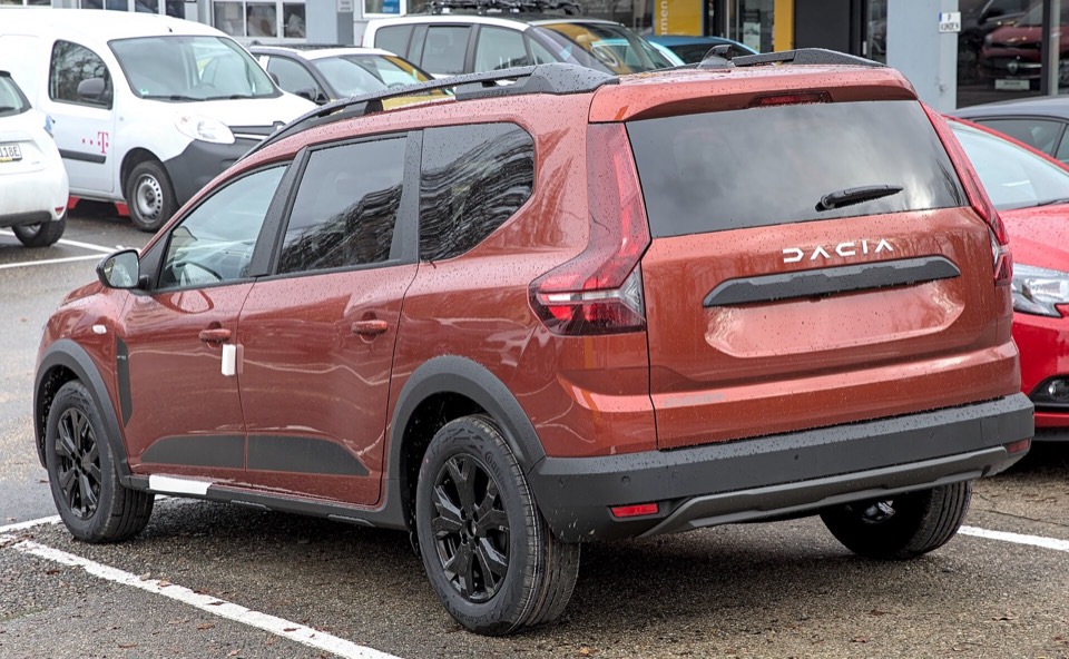 Dacia Jogger color terracota de tres cuartos trasero