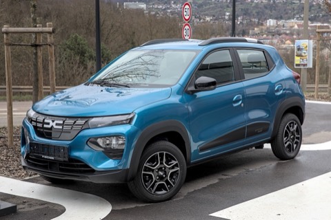 Dacia Spring eléctrico azul de tres cuartos delantero