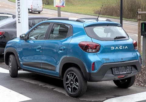 Dacia Spring eléctrico azul de tres cuartos trasero