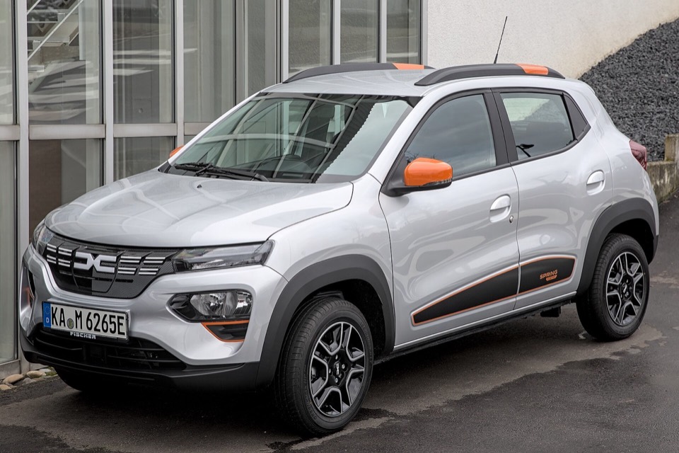 Dacia Spring eléctrico plateado de tres cuartos delantero