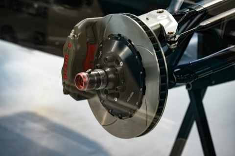 Primer plano del disco y la pinza de freno de un coche