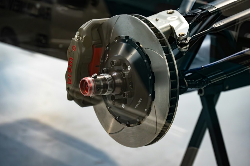 Primer plano del disco y la pinza de freno de un coche